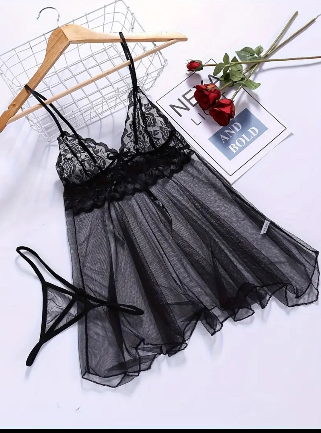 Pijama sexy Sublime élégance ak sensualité ak nightwear dantèl transparan sa a! Fè ak yon twal may limyè ak dantèl delika, li bay yon aparans séduisant ak rafin sa ki ajoute yon touche romantik ak sofistike. Li vini ak yon tanga sexy pou yon fini konplè